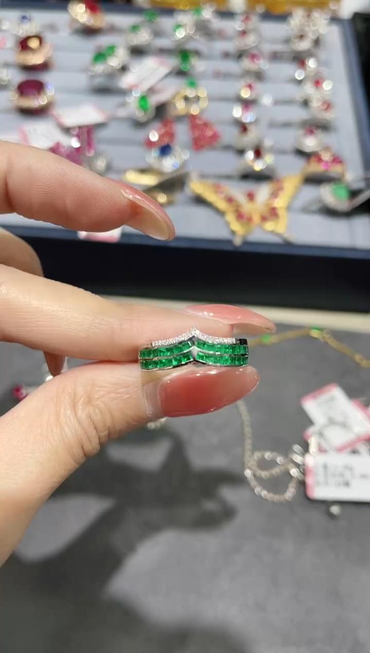 18K金镶嵌祖母绿戒指排戒V形