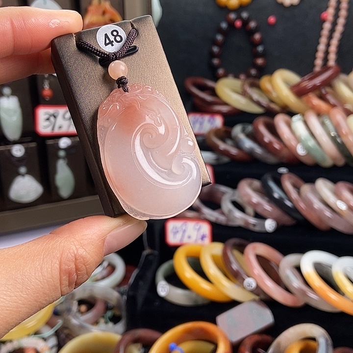 遇***见石英质玉未镶嵌颈饰