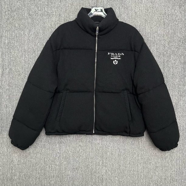 99新 Prada/普拉达 字母刺绣立领拉链羽绒服/XL码/99新/13240