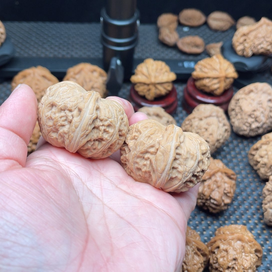 文玩核桃吊坠小****生平谷元宝