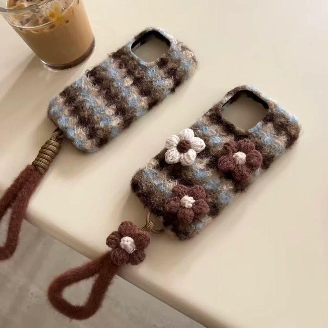 蓝棕卷卷毛绒针织花适用苹果17promax/16手机壳豹纹挂绳防摔秋冬