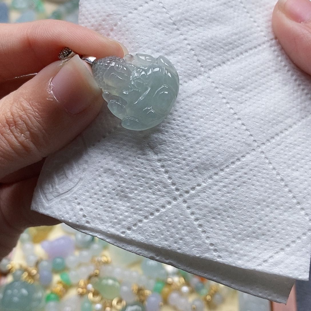 翡翠颈饰未镶嵌闪