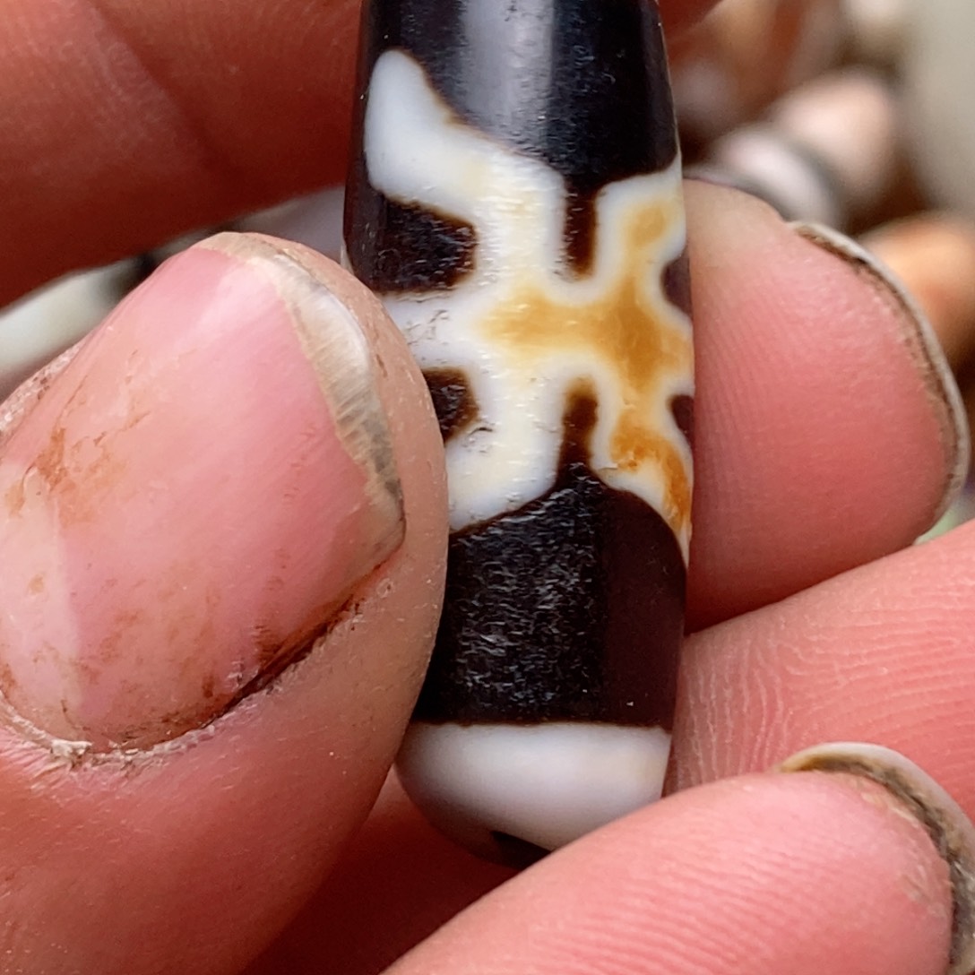 DIY琉璃珠子的颜色是蓝色的