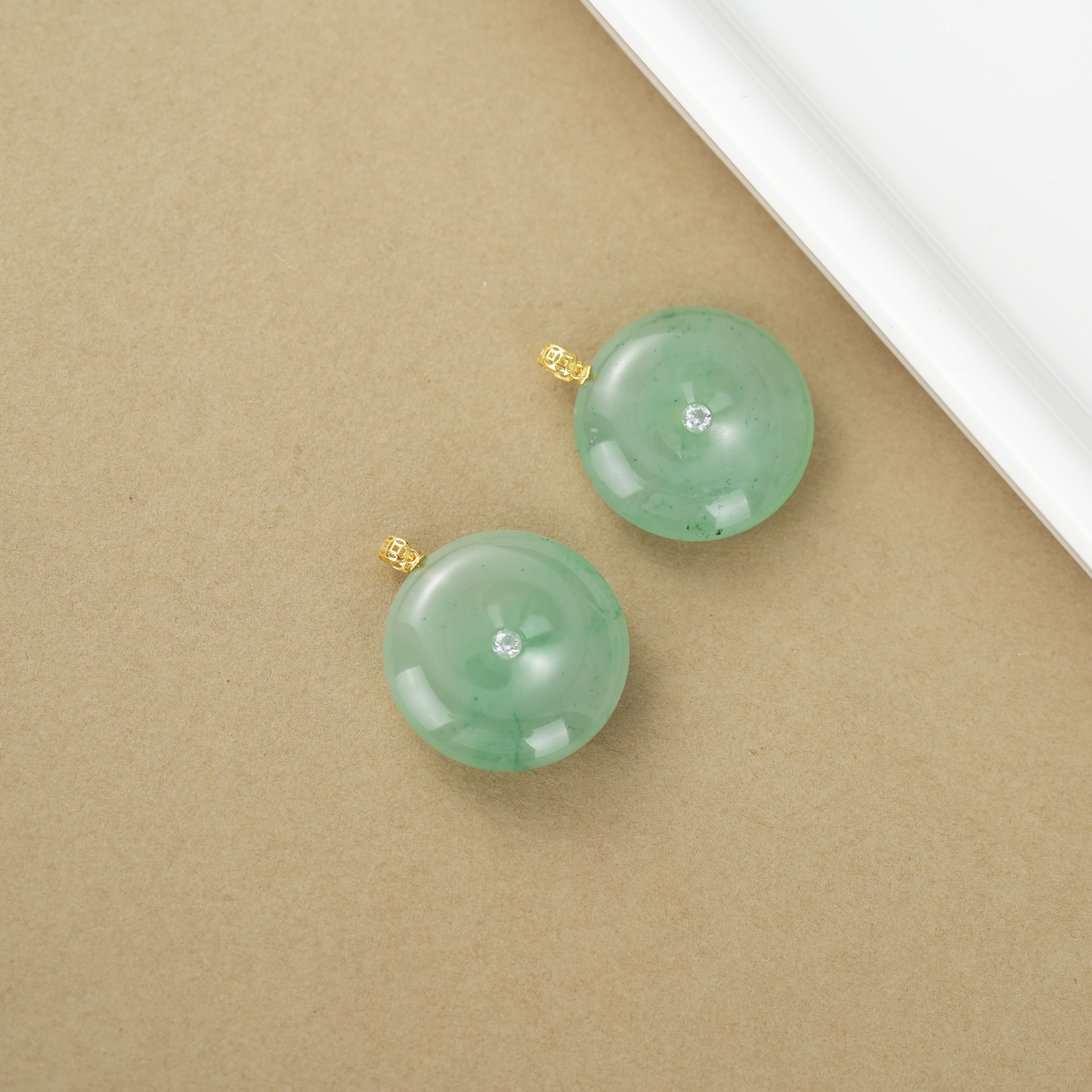 18k金镶嵌石英质玉吊坠-多样性发其一-19.5*4.5mm-DS62716-14（JG）