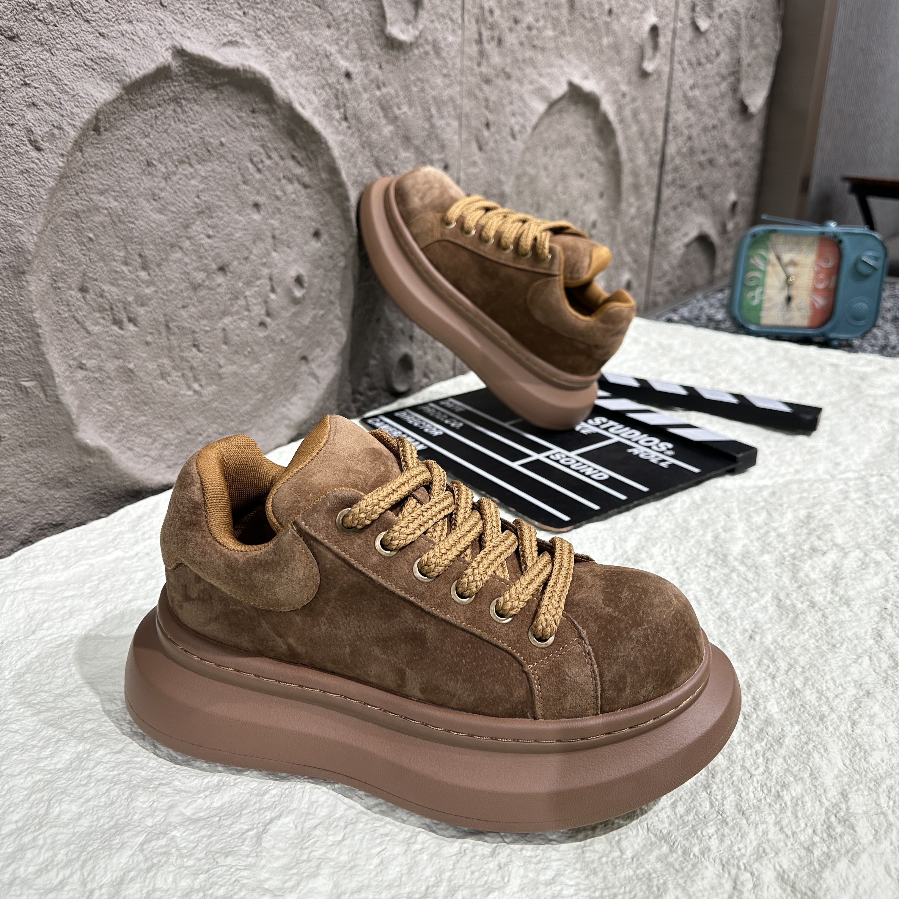 2025秋冬猪扒皮麦昆男鞋复古休闲鞋秋季棕色百搭男士运动圆头