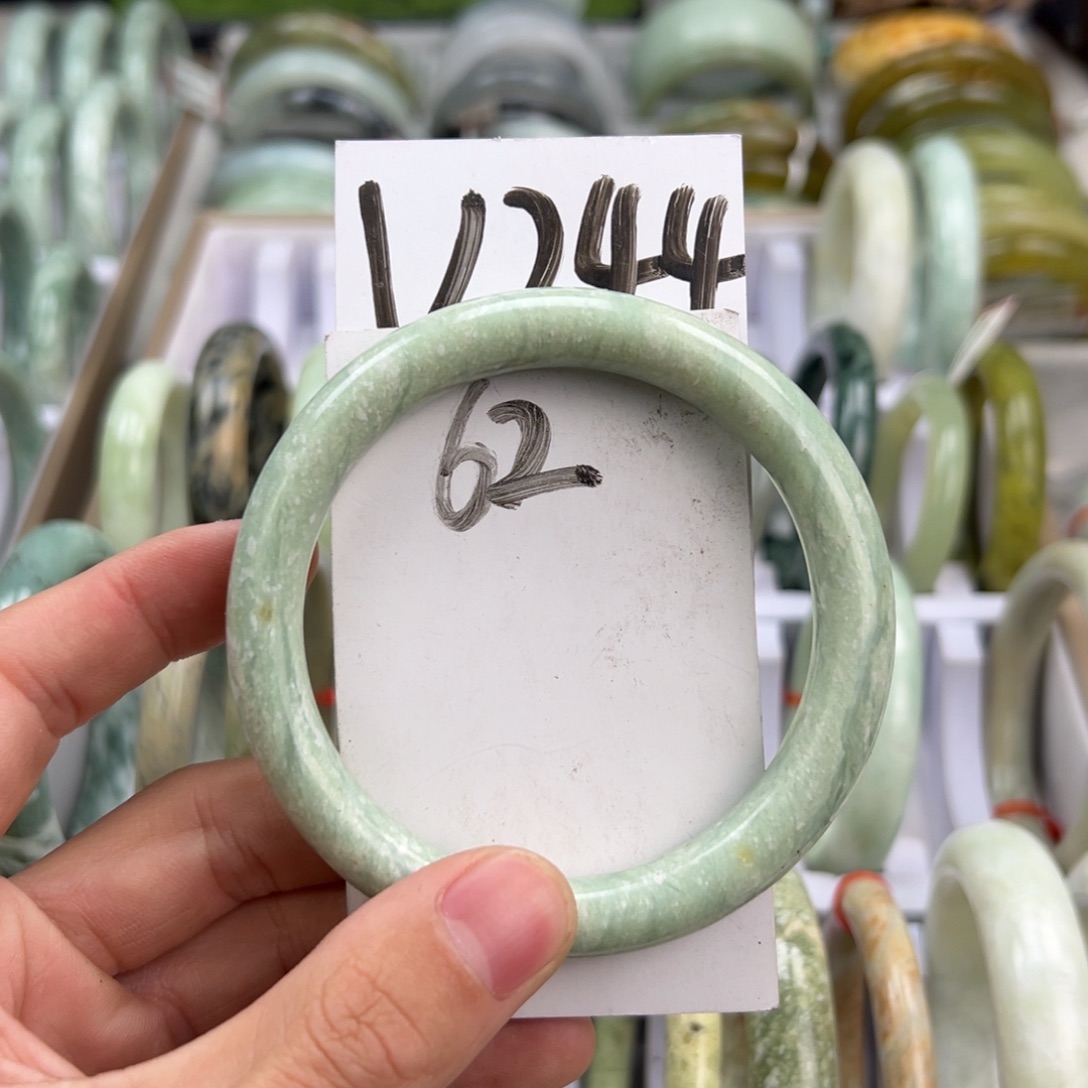 岫玉手镯未镶嵌天然岫玉