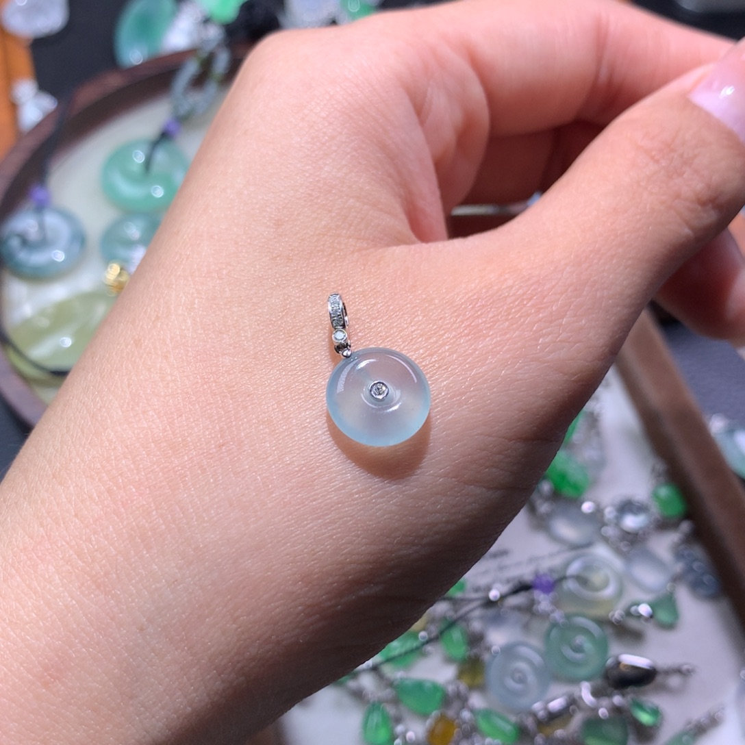 翡翠18K金镶嵌颈饰冰蓝平安扣滴流