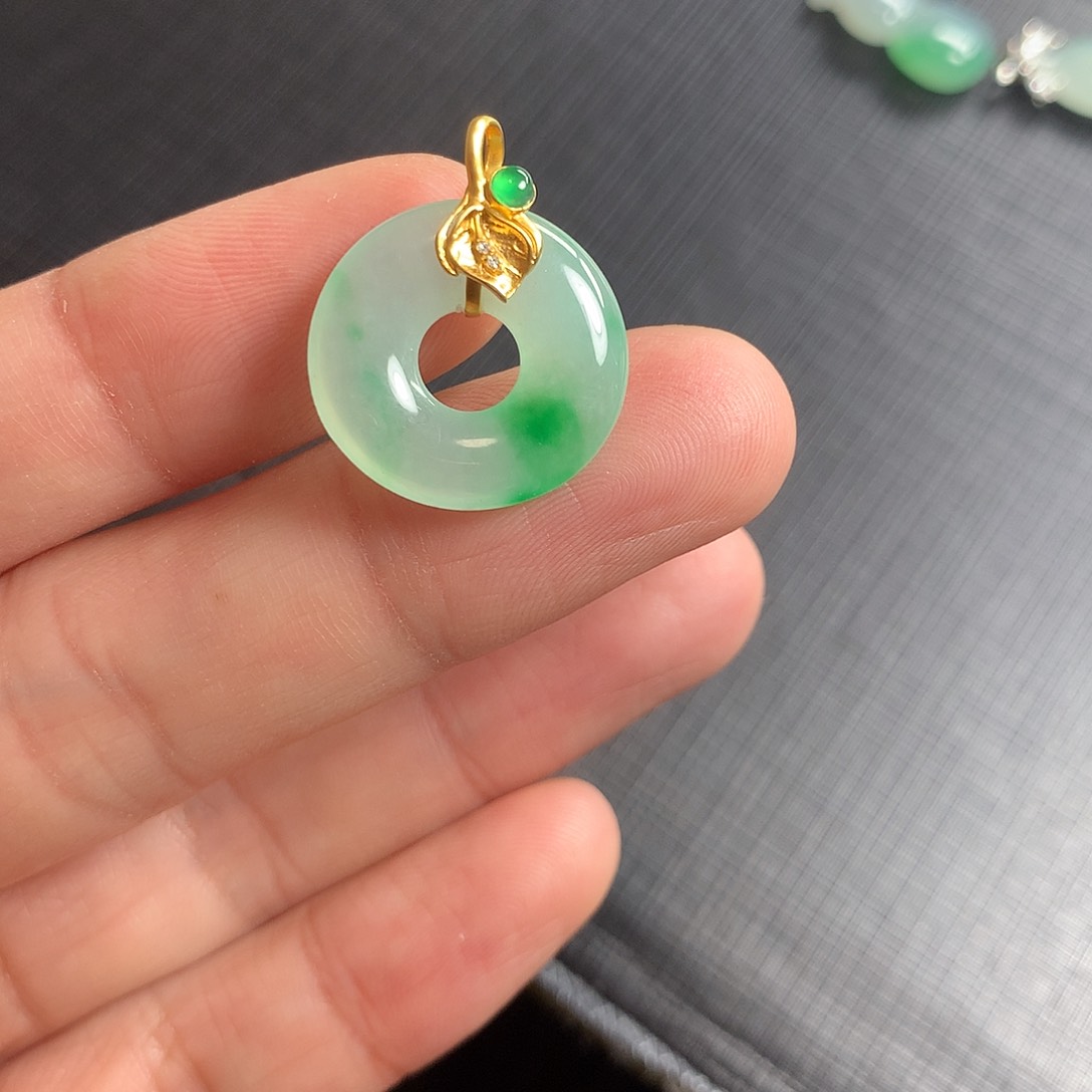 翡翠颈饰18K金镶嵌翡翠