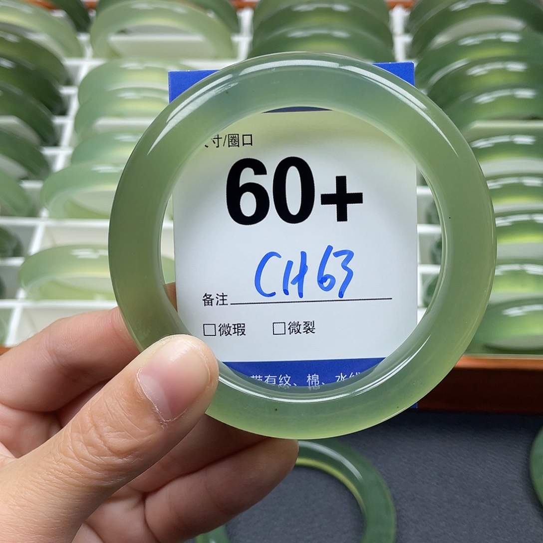 蛇纹石玉手镯未镶嵌不**卜