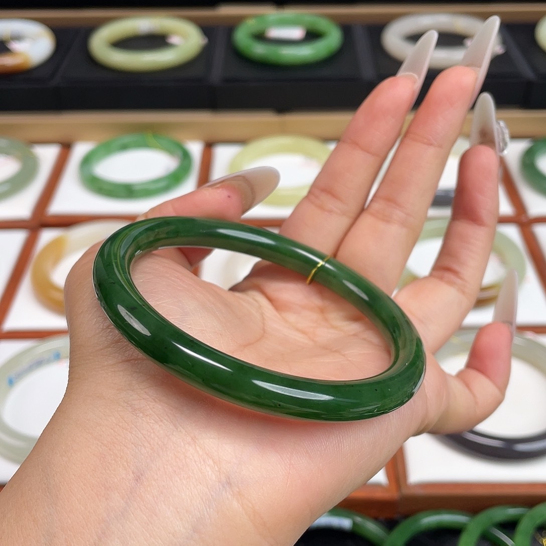 ****4和田玉未镶嵌手镯60