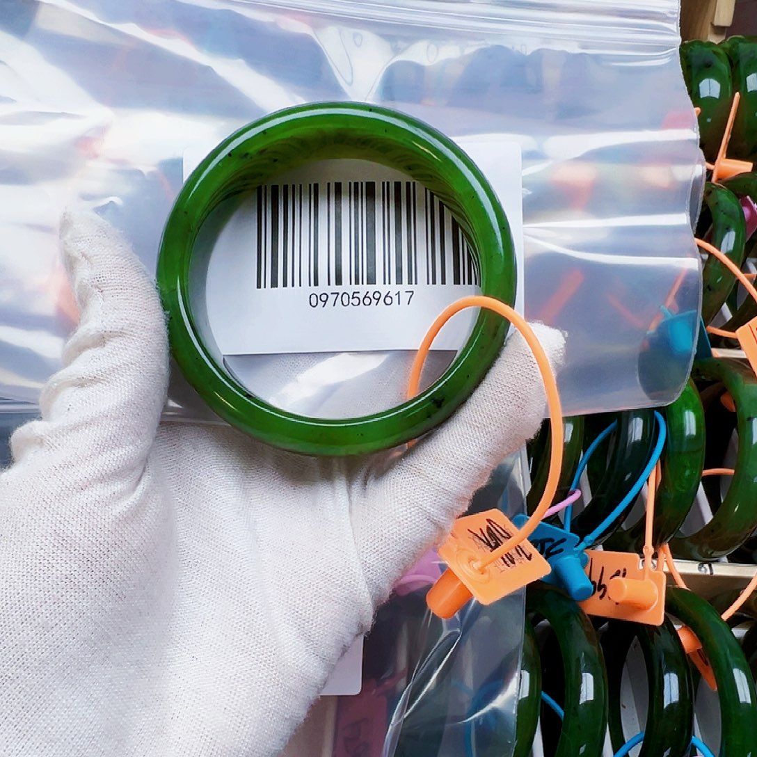 ****余和田玉未镶嵌手镯