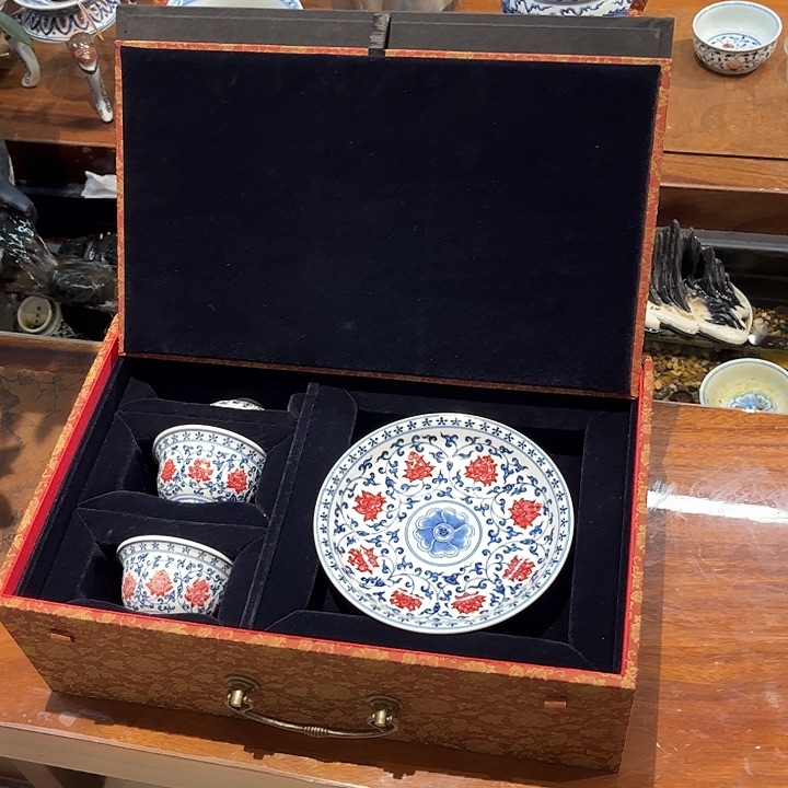 瓷片玥宝斋釉里红三件套