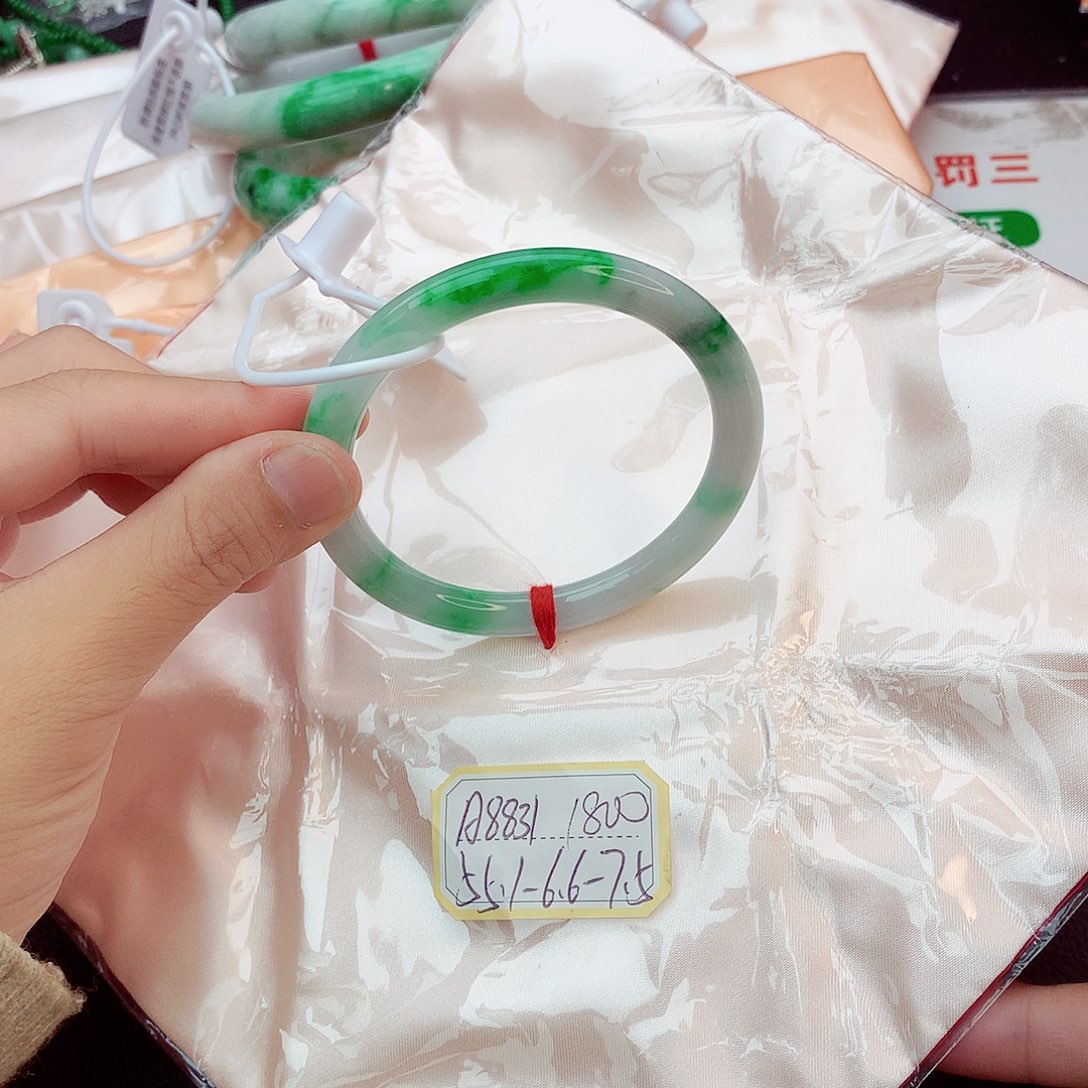 翡翠手镯未镶嵌翡翠