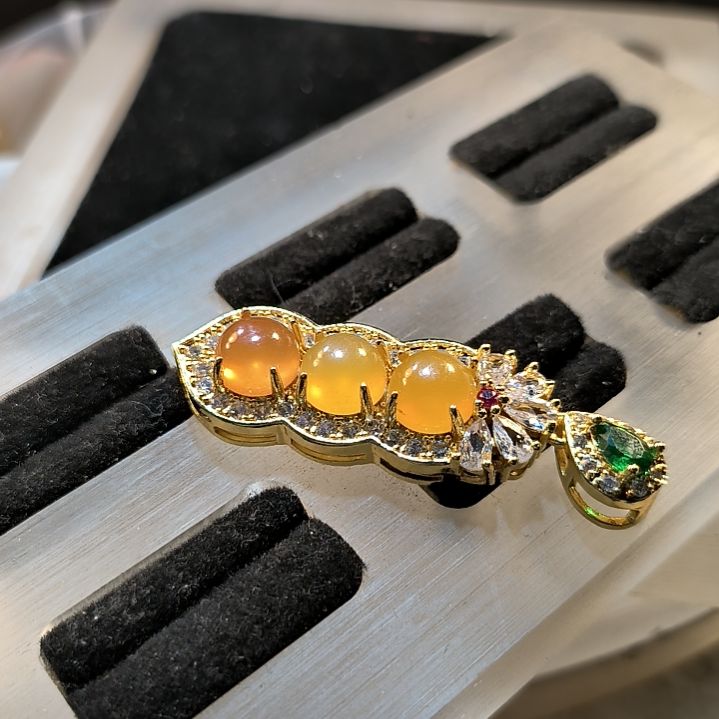 余***石英岩玉未镶嵌戒面