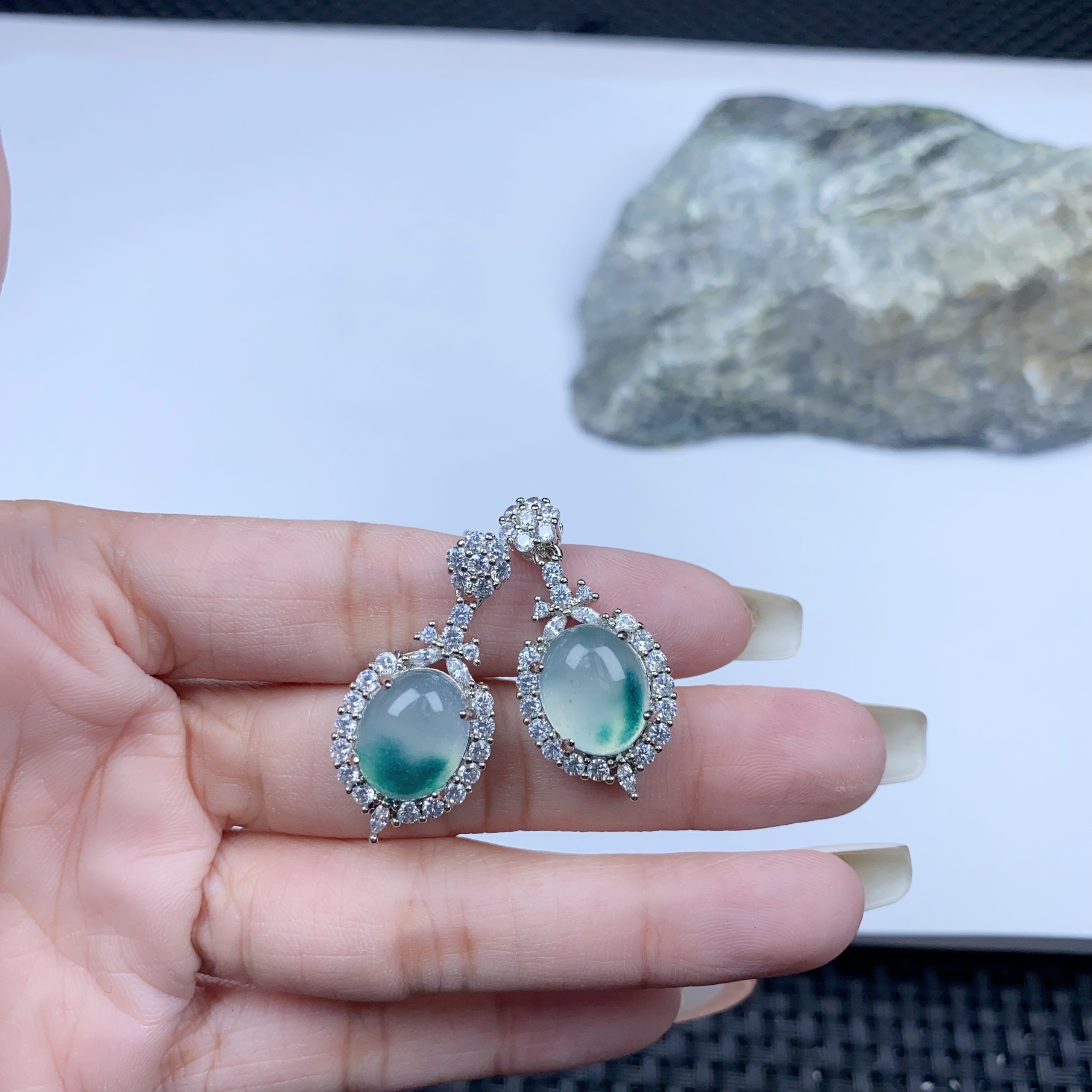 z106蓝花镶嵌耳钉