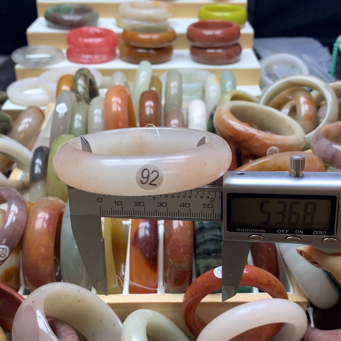 石英质玉手镯未镶嵌