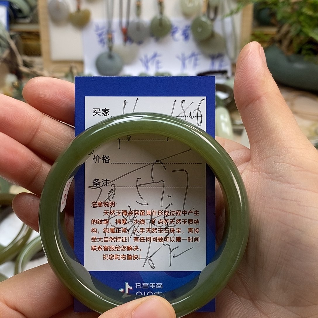 腰***姐和田玉未镶嵌手镯