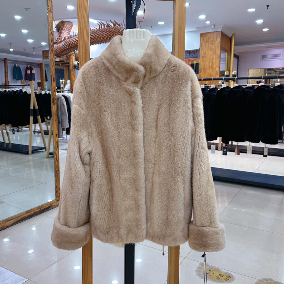 米黄立领挽袖时尚短款貂皮