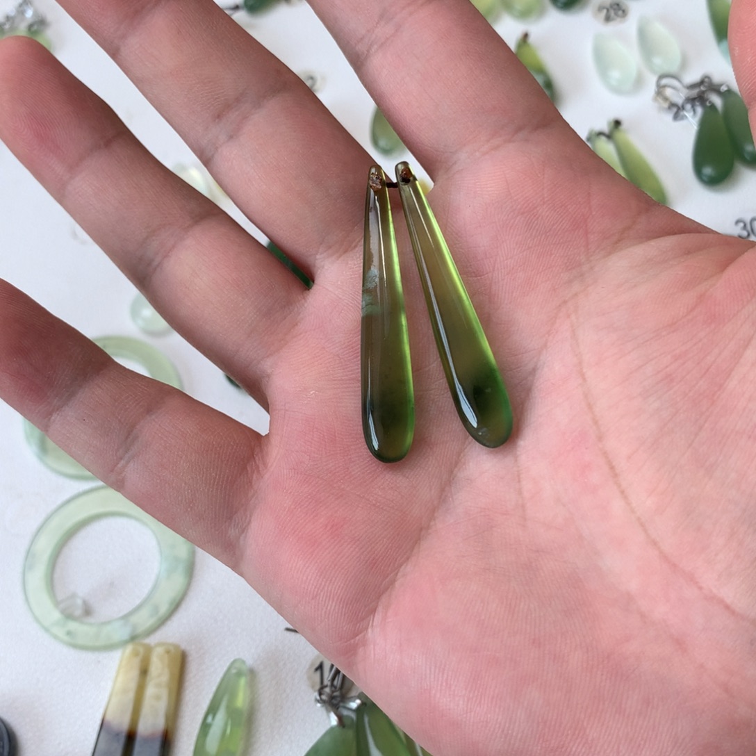 蛇纹石玉未镶嵌耳环