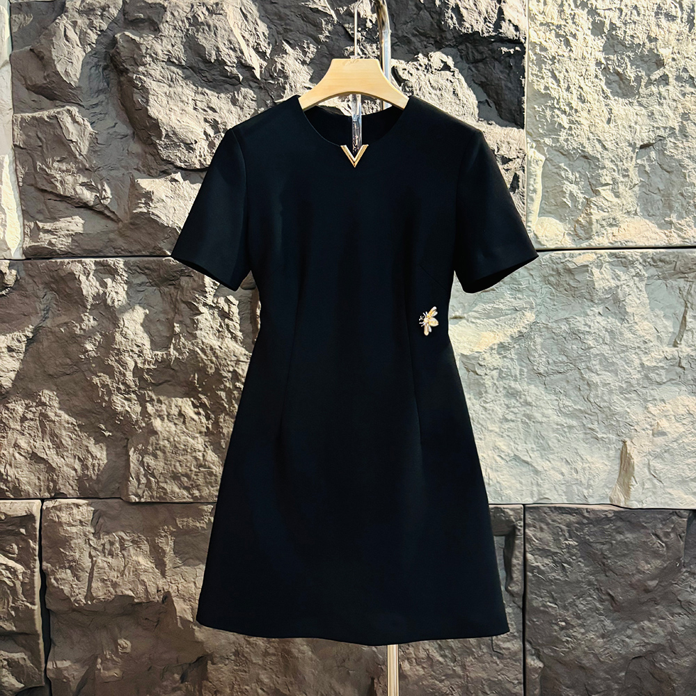 早秋金标V领显瘦气质女装短袖连衣裙女士简约轻奢小黑裙修身时尚