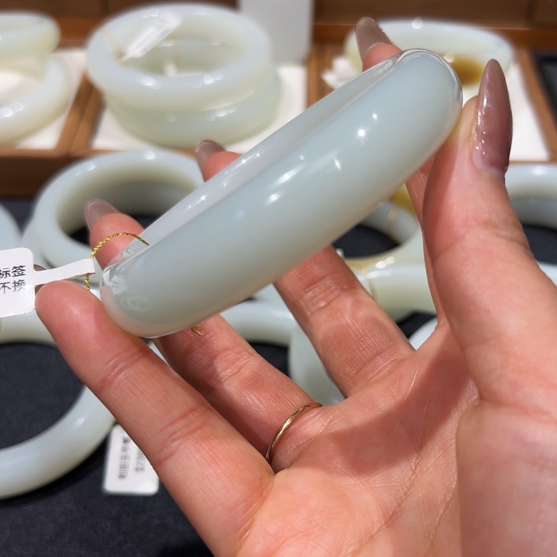 她***天和田玉未镶嵌手镯