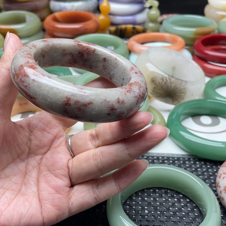 石英岩玉手镯未镶嵌可**爱