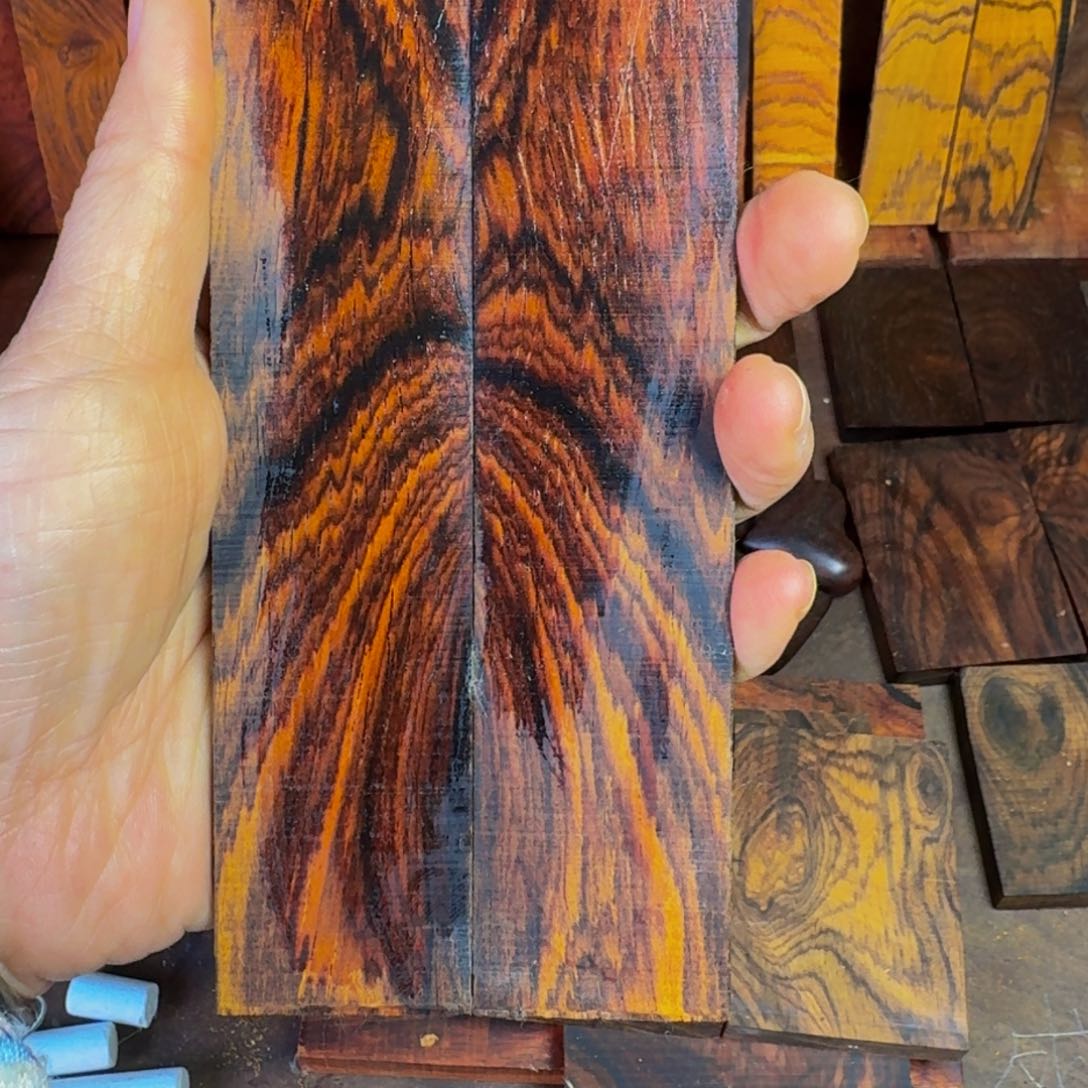 微凹黄檀（南美大红酸枝）回*