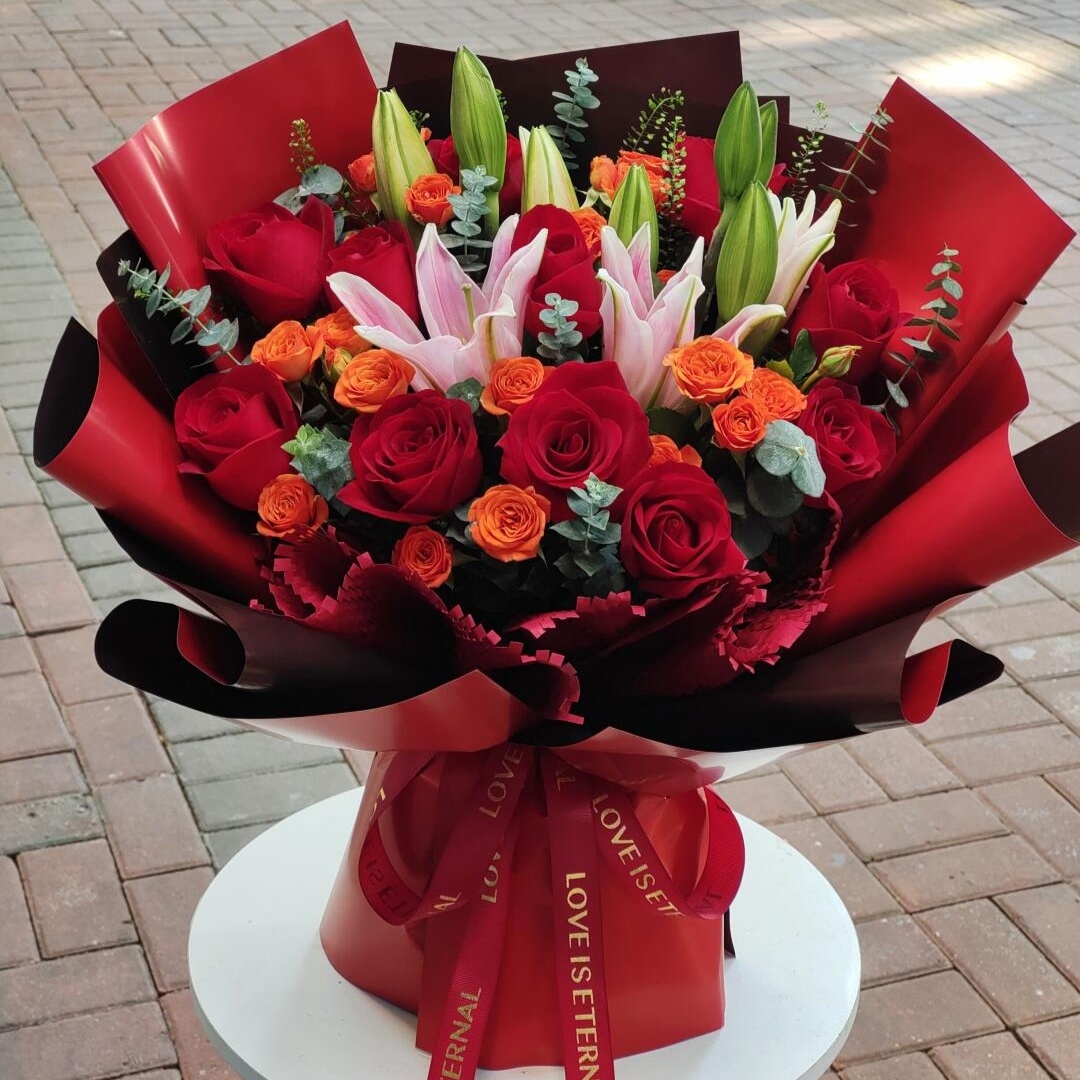 红玫瑰百合混搭花束七夕节生日同城配送送女友长辈