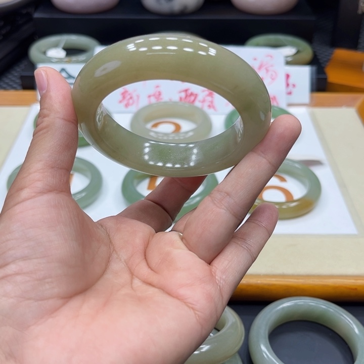 未镶嵌手镯石英质玉回**来