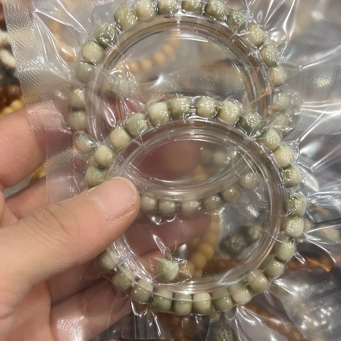 星月菩提吊坠龙脊石玉料8单圈，有钥匙孔不足尺，两条随机发