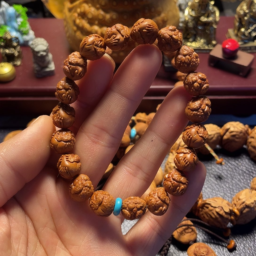 龙纹桃核雕刻金蟾