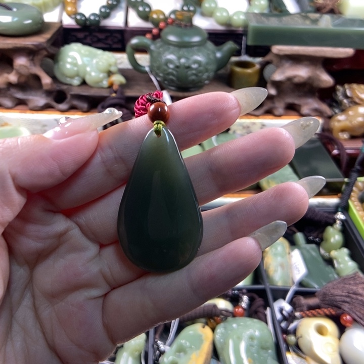 颈饰未镶嵌透闪石质玉