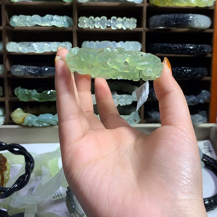 蛇纹石玉未镶嵌手镯