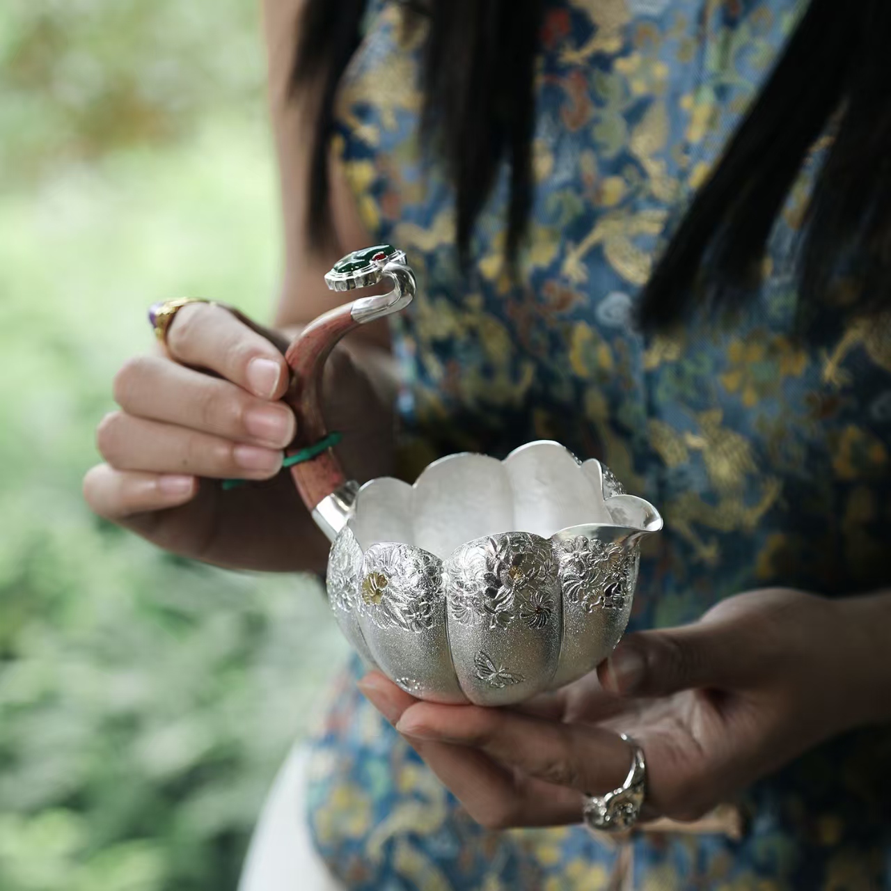 DZ0046 呆坐 | 手敲錾刻嵌金一路生花如意提梁公杯银公容量：170ML