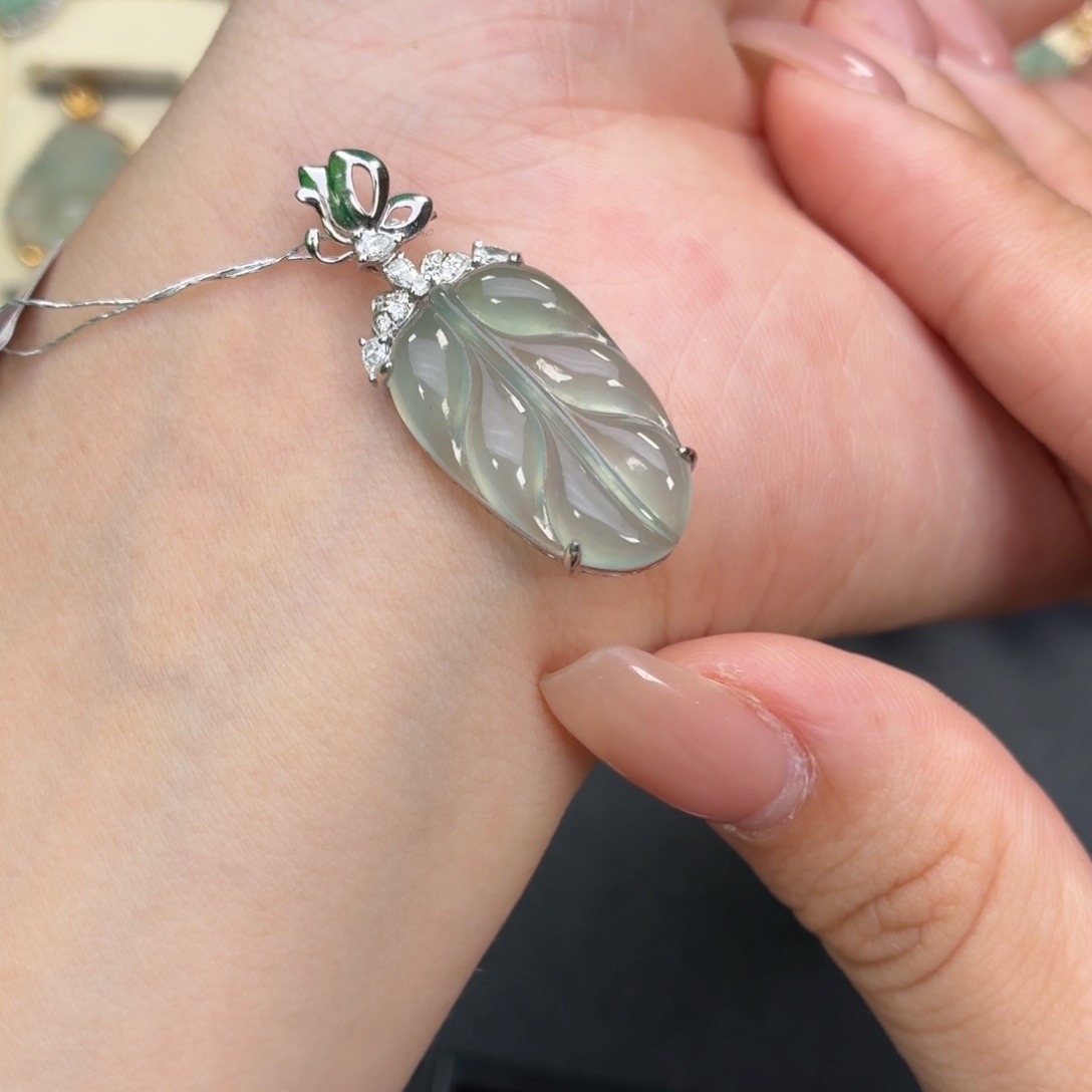 翡翠18K金镶嵌颈饰