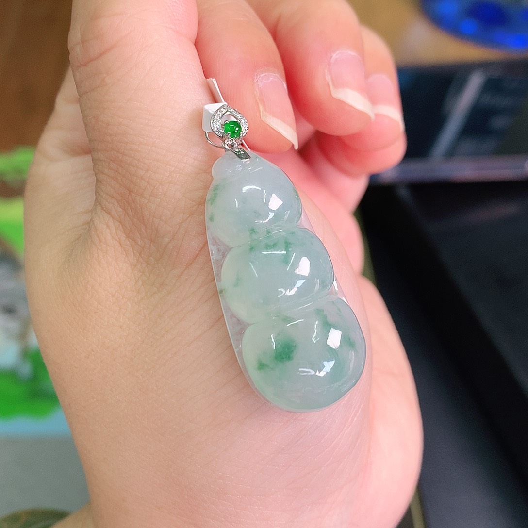 翡翠颈饰18K金镶嵌冰胶飘绿大豆子35+17*8