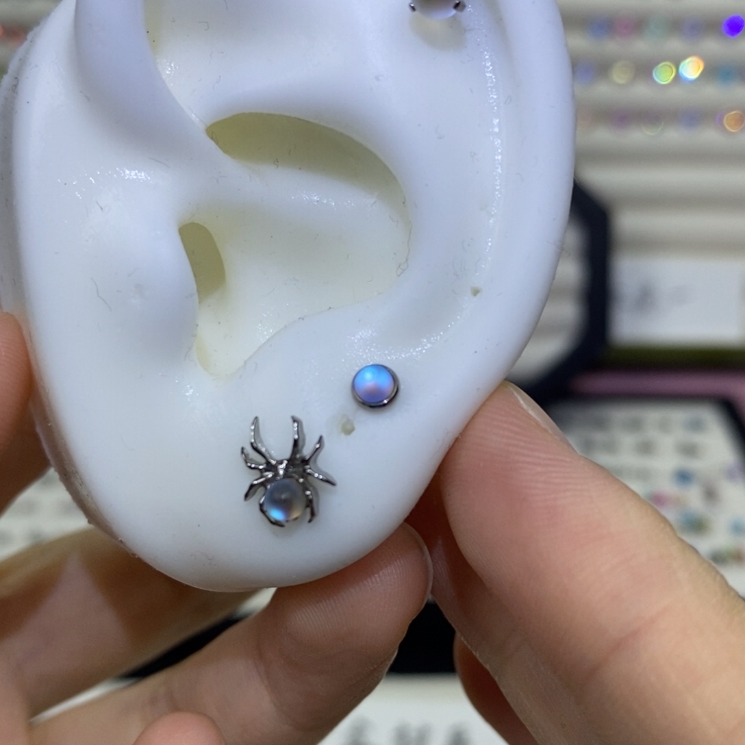 钛合金合金磨砂蜘蛛，3mm磨砂，赠糖果球磨砂耳钉