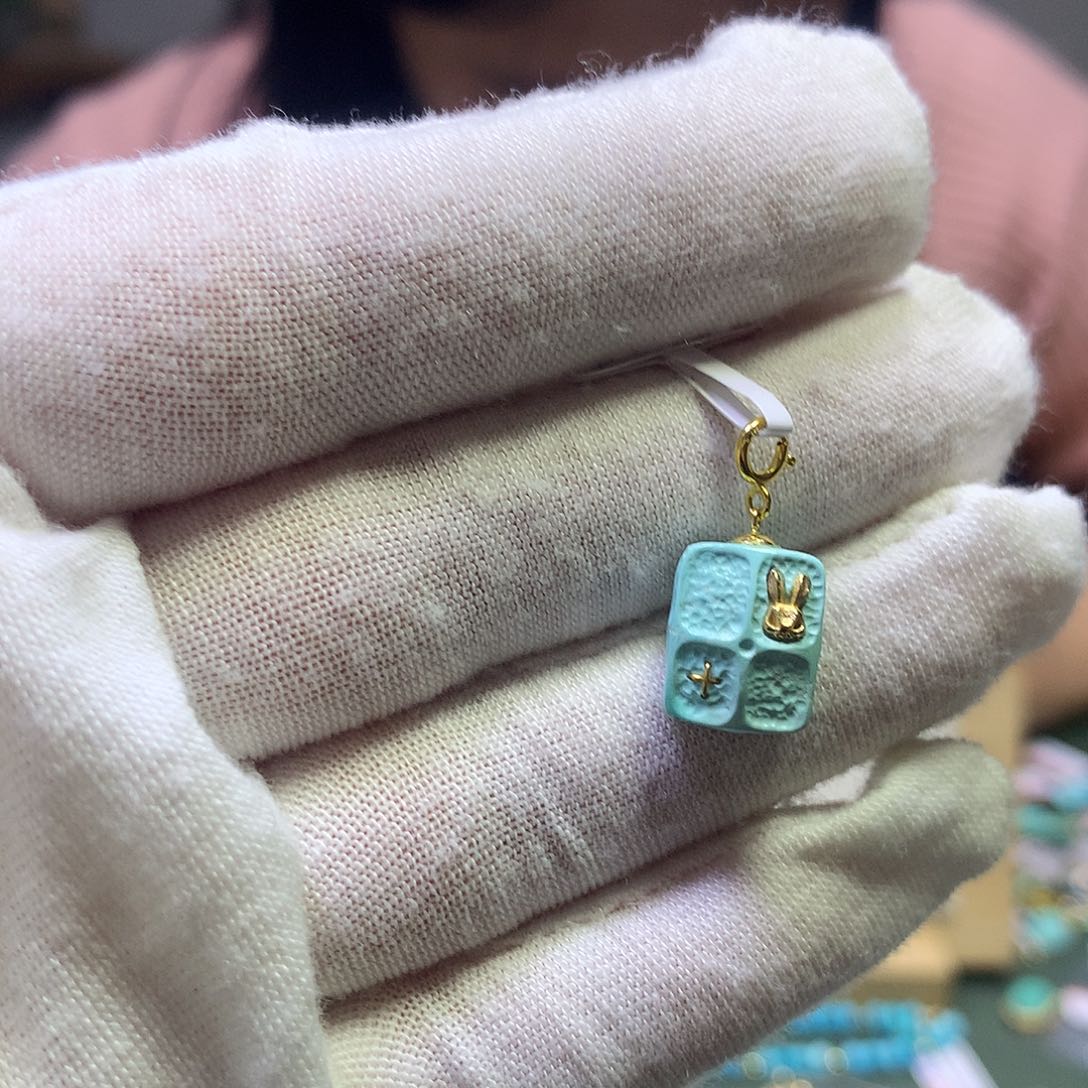 绿松石吊坠18K金镶嵌