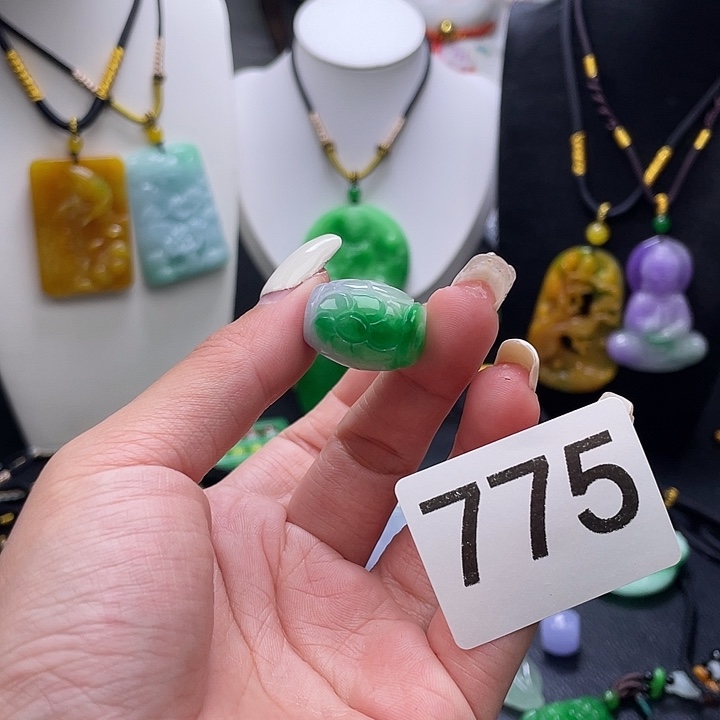 翡翠未镶嵌吊坠(赠链)