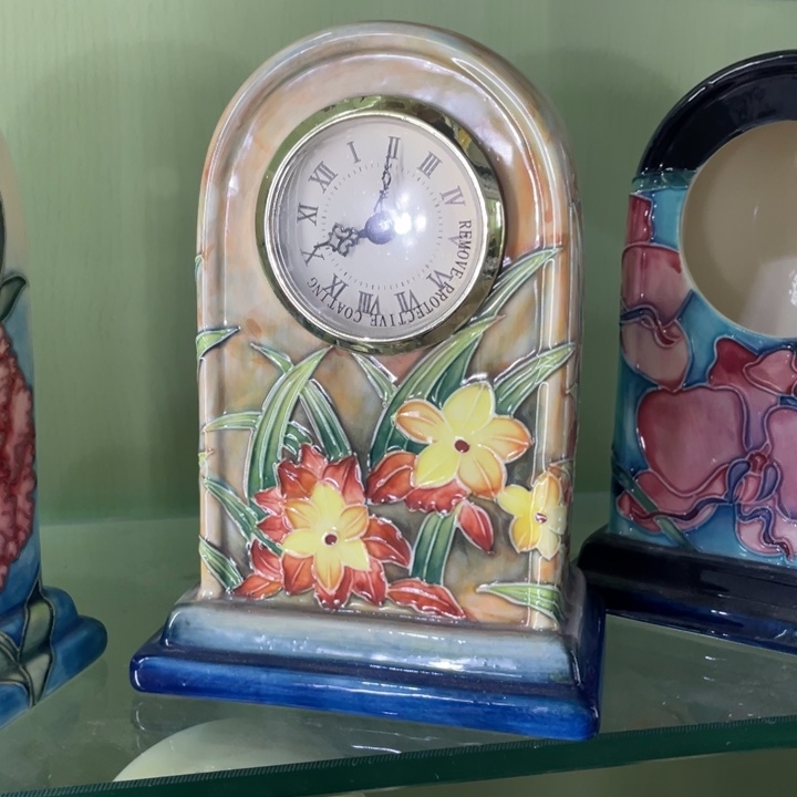 陶座钟一个黄色一个