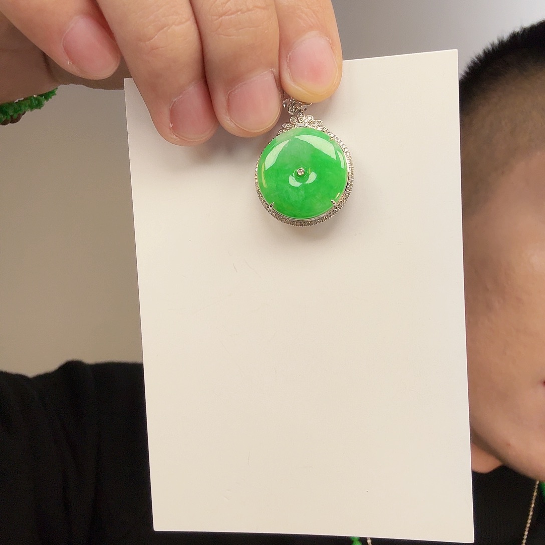 ****翡翠18K金镶嵌颈饰一件