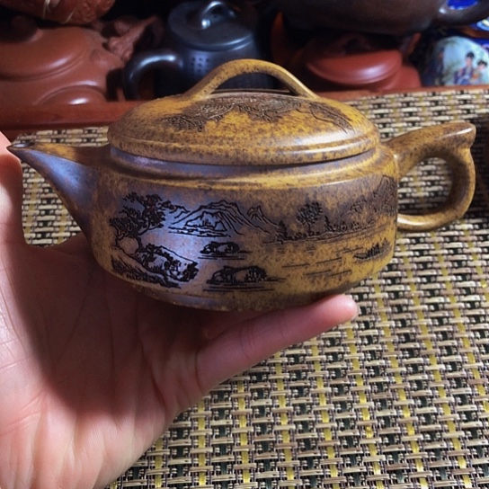 紫砂茶壶工，原矿泥料手工制作的紫砂壶。