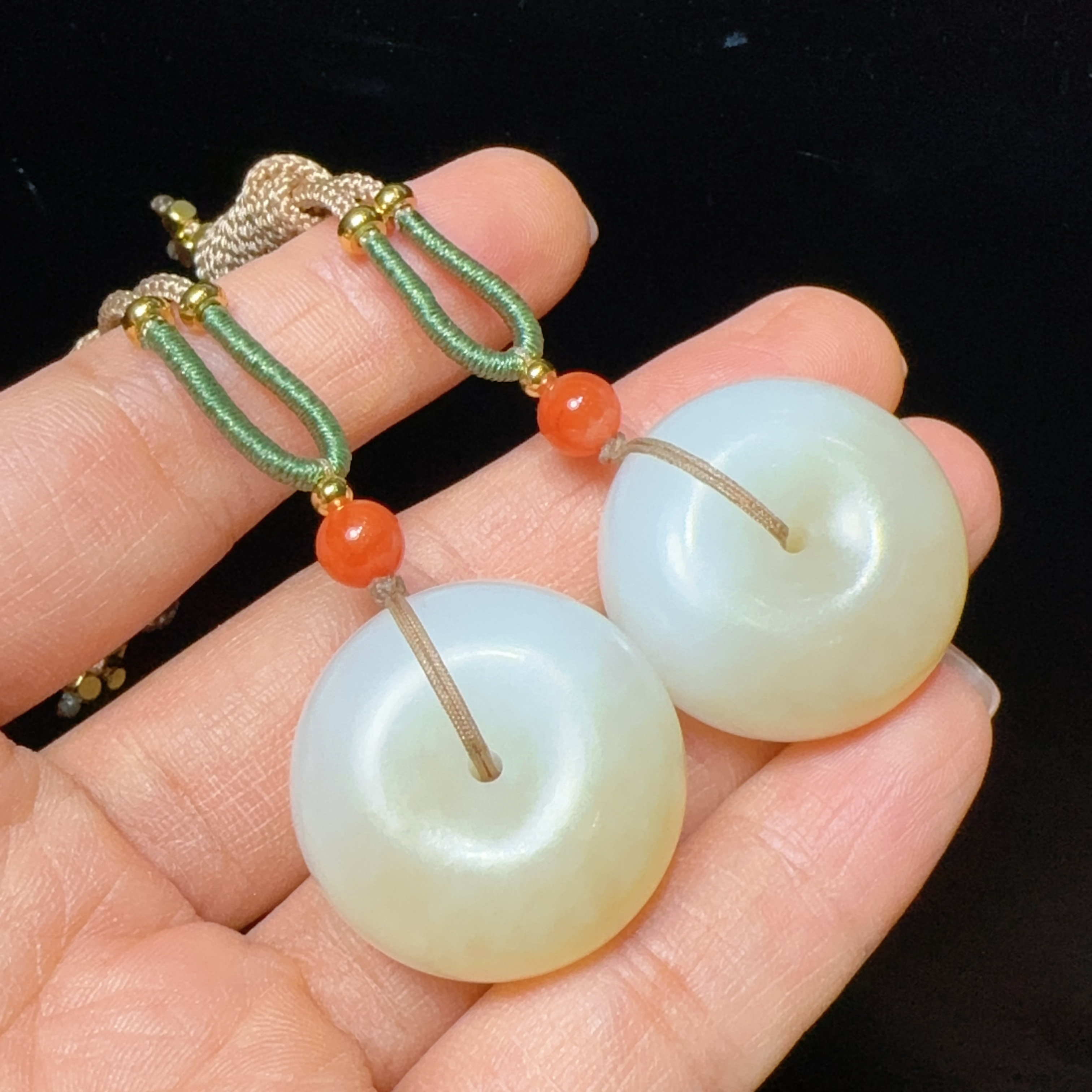 新疆和田玉且末料糖白胖墩墩平安扣27*13.5左重约19克多样性发一