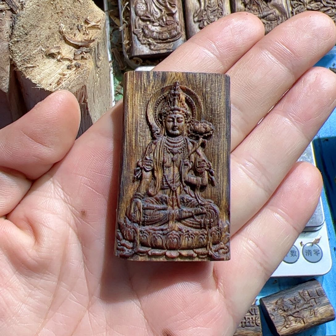 沉香吊坠乌身大势至7.8克