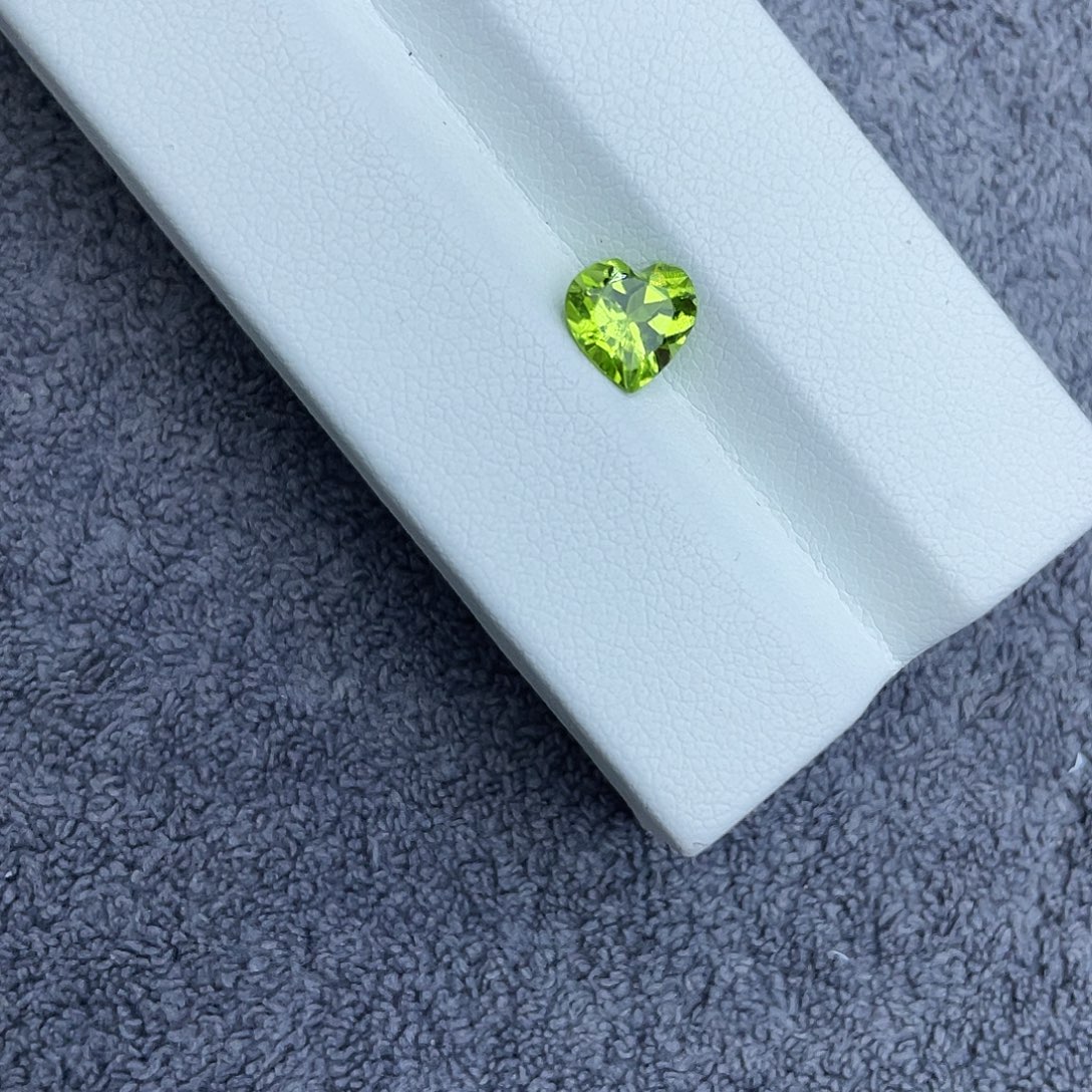 橄榄石裸石未镶嵌1.22Ct