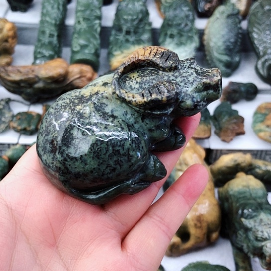 未镶嵌岫岩河磨玉（透闪石质玉）把件
