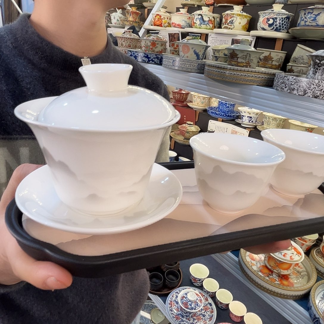 这些盖碗很漂亮！！！