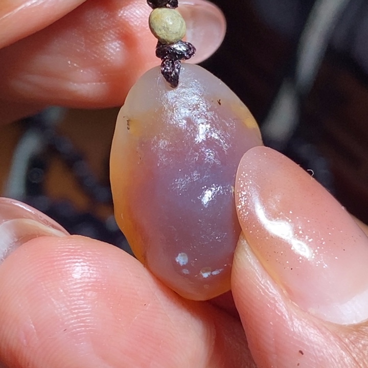 花岗石只买单纯的吊坠，没带链子，属的性质。