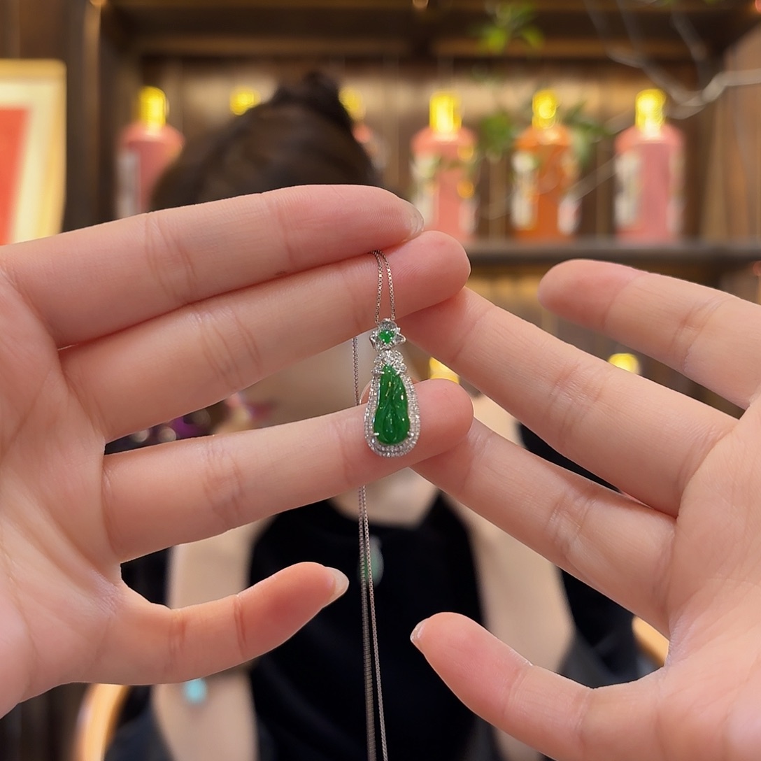 翡翠吊坠(赠链)18K金镶嵌