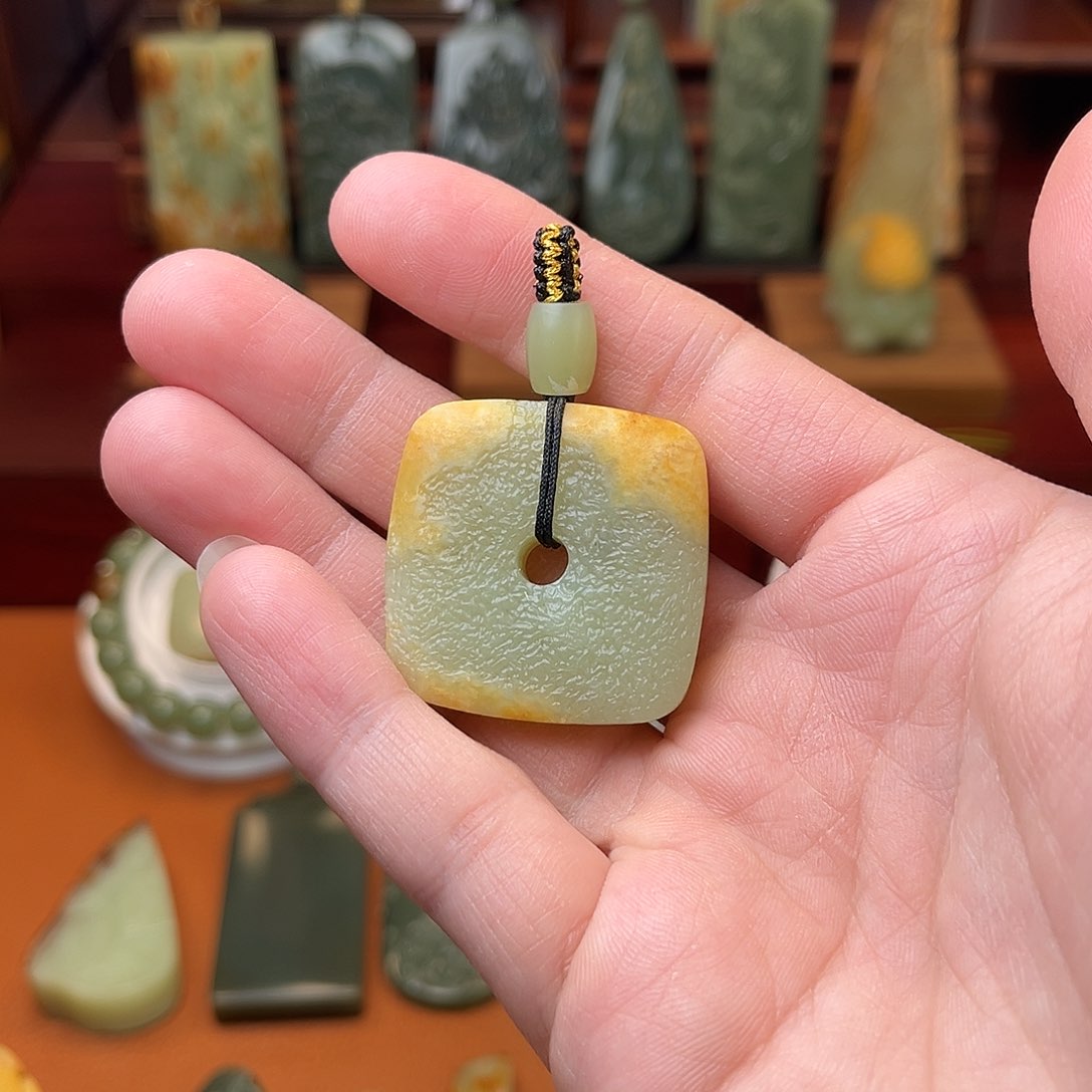 岫岩河磨玉（透闪石质玉）未镶嵌颈饰敦*